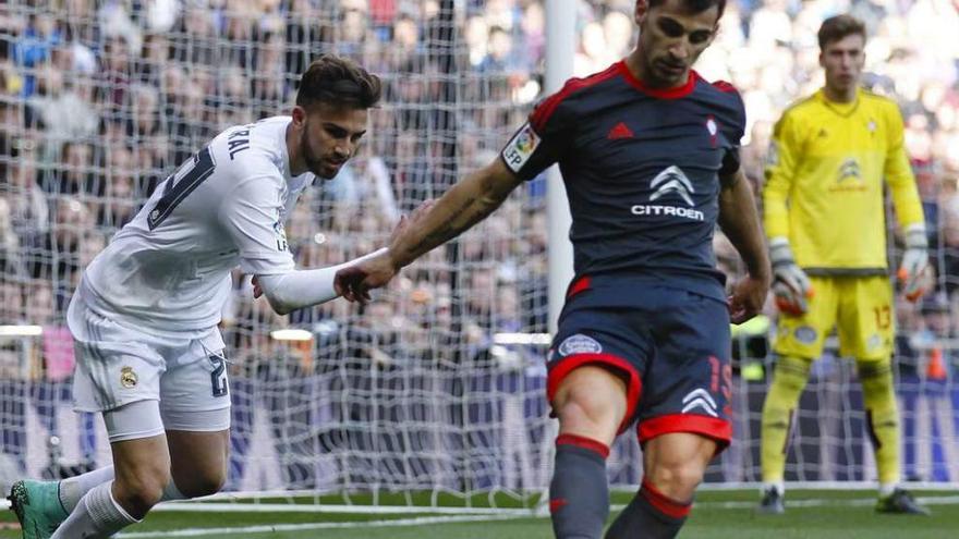 Jonny despeja el balón ante Mayoral, con Rubén Blanco siguiendo la jugada, en el partido del sábado en el Bernabéu. // Enrique de la Fuente