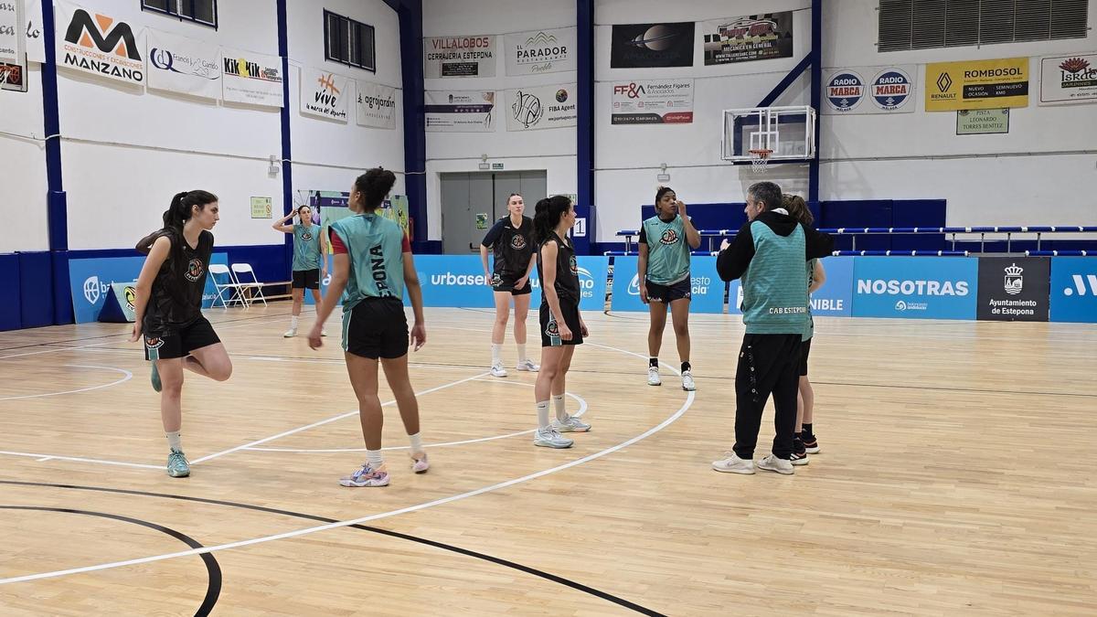 Francis Tomé se dirige a sus jugadoras en un entrenamiento.