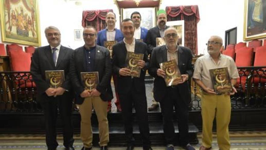 El alcalde, el edil de Fiestas y los diferentes cargos de los Moros y Cristianos, presentando la revista.