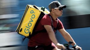 zentauroepp51137326 04 09 2019 un rider de la empresa de reparto de comida a dom191223135012