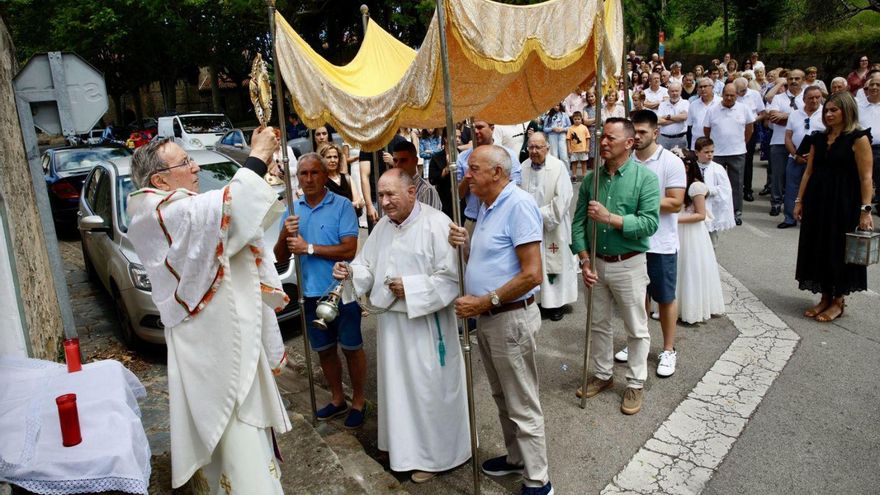 La salida de la procesión de la Virgen de Carmen frente a la iglesia de Caldones. | JUAN PLAZA