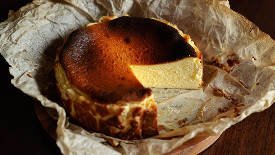 Aprende a hacer la famosa tarta de queso de La Viña en solo 30 segundos