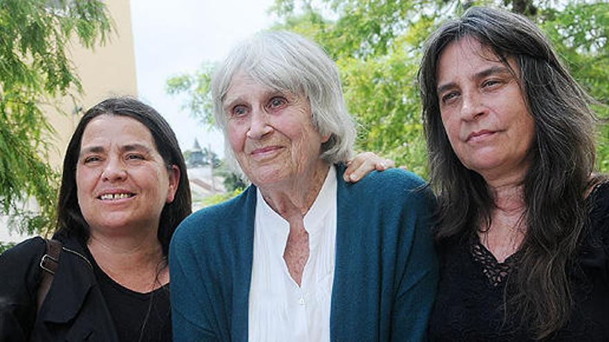 La viuda del cantautor chileno, en el centro, y sus dos hijas.