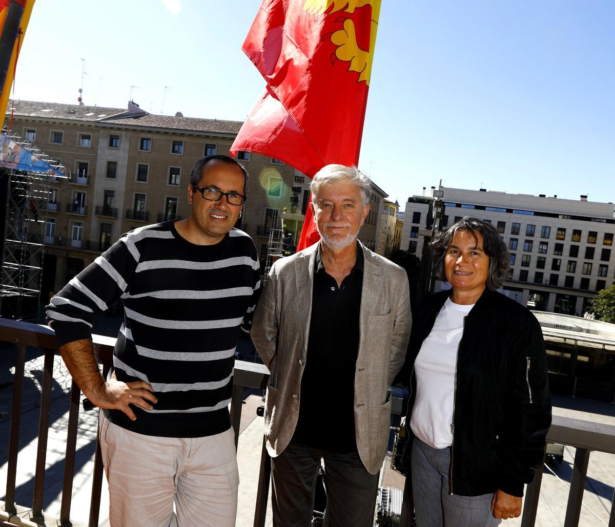 Cubero, Santisteve y Broto, en el balcón del Ayuntamiento de Zaragoza.