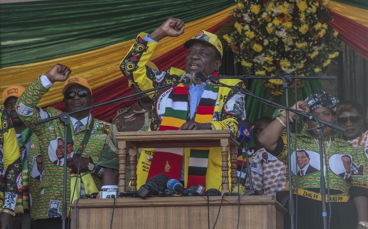 zentauroepp44473476 zimbabwe president emmerson mnangagwa talks at the podium at180728172000