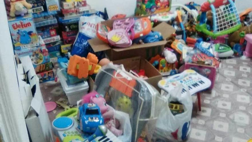 Los juguetes que estos días reparte entre los niños desfavorecidos la Asociación de Vecinos del Nodo.