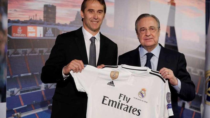 Lopetegui y Florentino Pérez, ayer en la presentación del técnico. // Efe