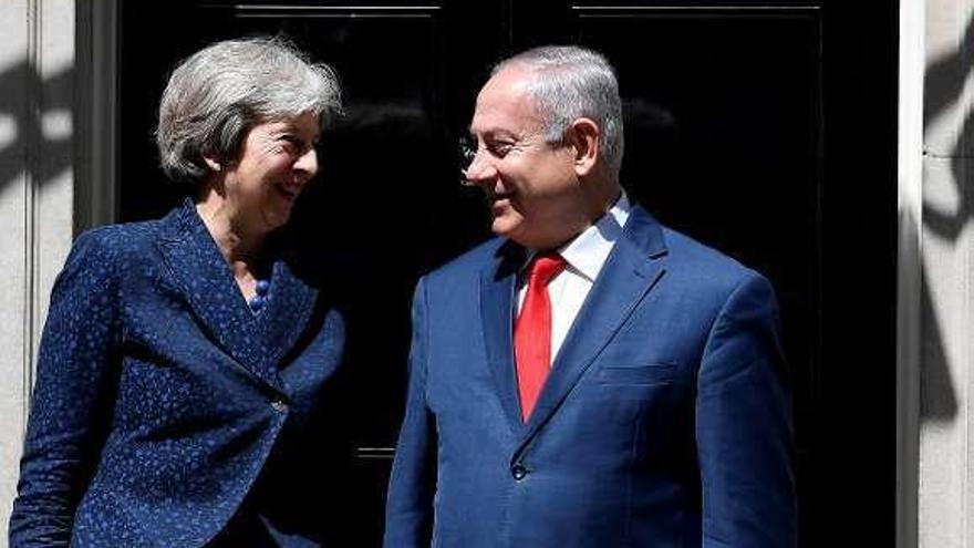 May y Netanyahu, ayer, delante del 10 de Downing Street. // Reuters