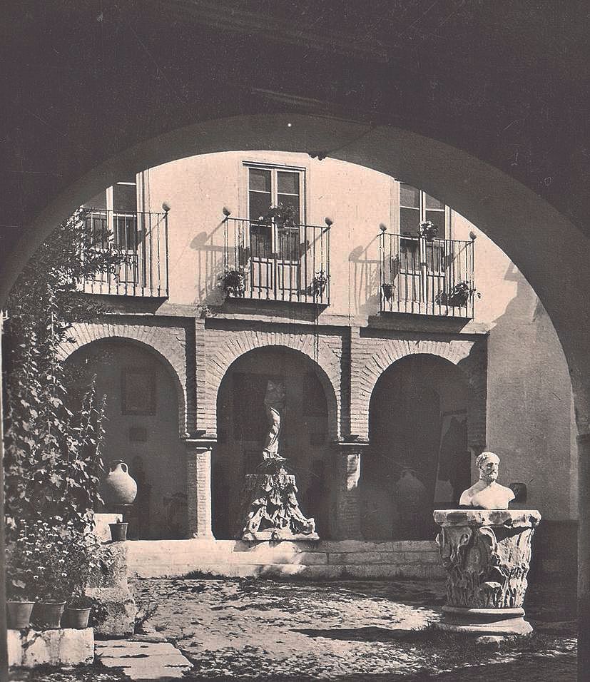 Varias piezas imperiales en el patio de la antigua sede del Museo Arqueológico, hacia 1930.