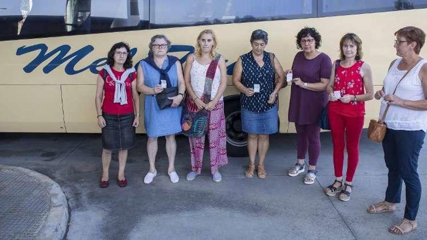 De izquierda a derecha, Mercedes, Graciela, Raquel, Consuelo, Manuela, María Jesús y Saladina, siete de las trabajadoras afectadas por la supresión de líneas a Vigo, ayer, en la estación de Gondomar. // C. Graña