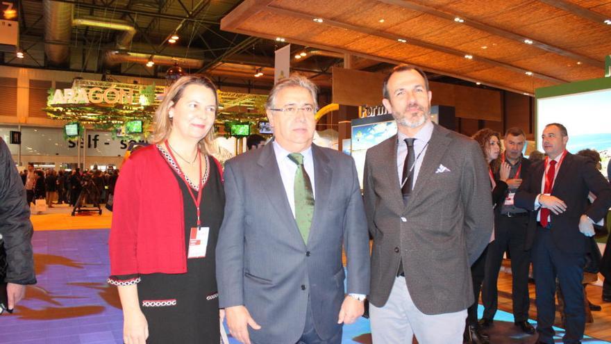 La delegada del Gobierno en Balears, María Salom, el vicepresident Barceló, el ministro Zoido, hoy, en el stand de Balears.