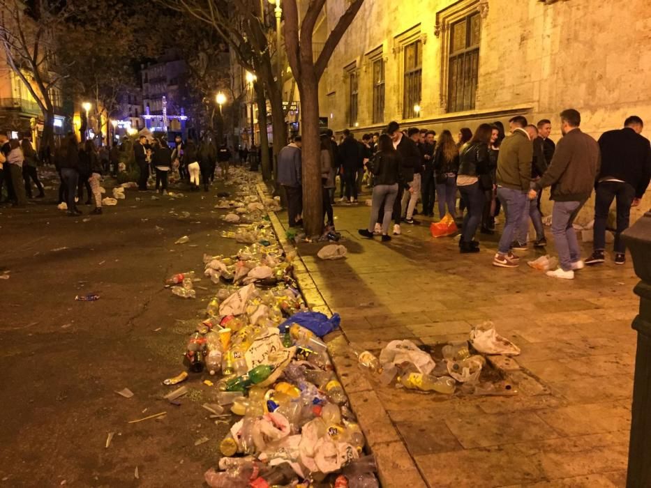 Orines y vandalismo en la Lonja tras una verbena