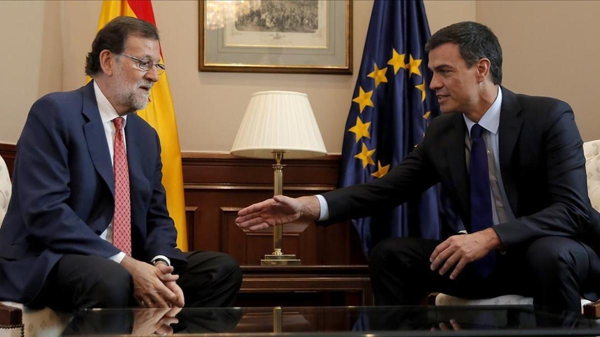 Mariano Rajoy y Pedro Sánchez, al inicio de su reunión, este martes en el Congreso.