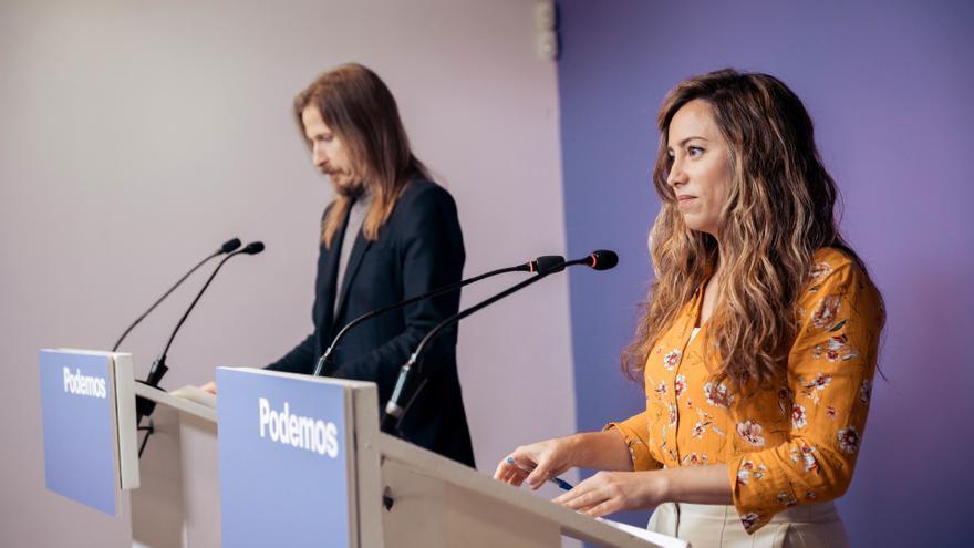 El portavoz de Podemos, Pablo Fernández, y la secretaria de Acción Institucional y también copprtavoz, María Teresa Pérez, en una rueda de prensa