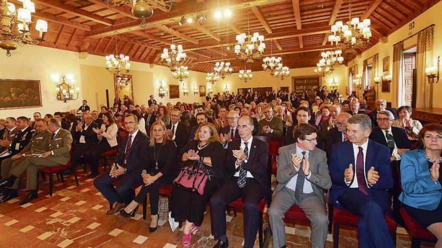 Asistentes a la conmemoración del Día de la Hispanidad, ayer en el parador de Baiona. // Marta G. Brea