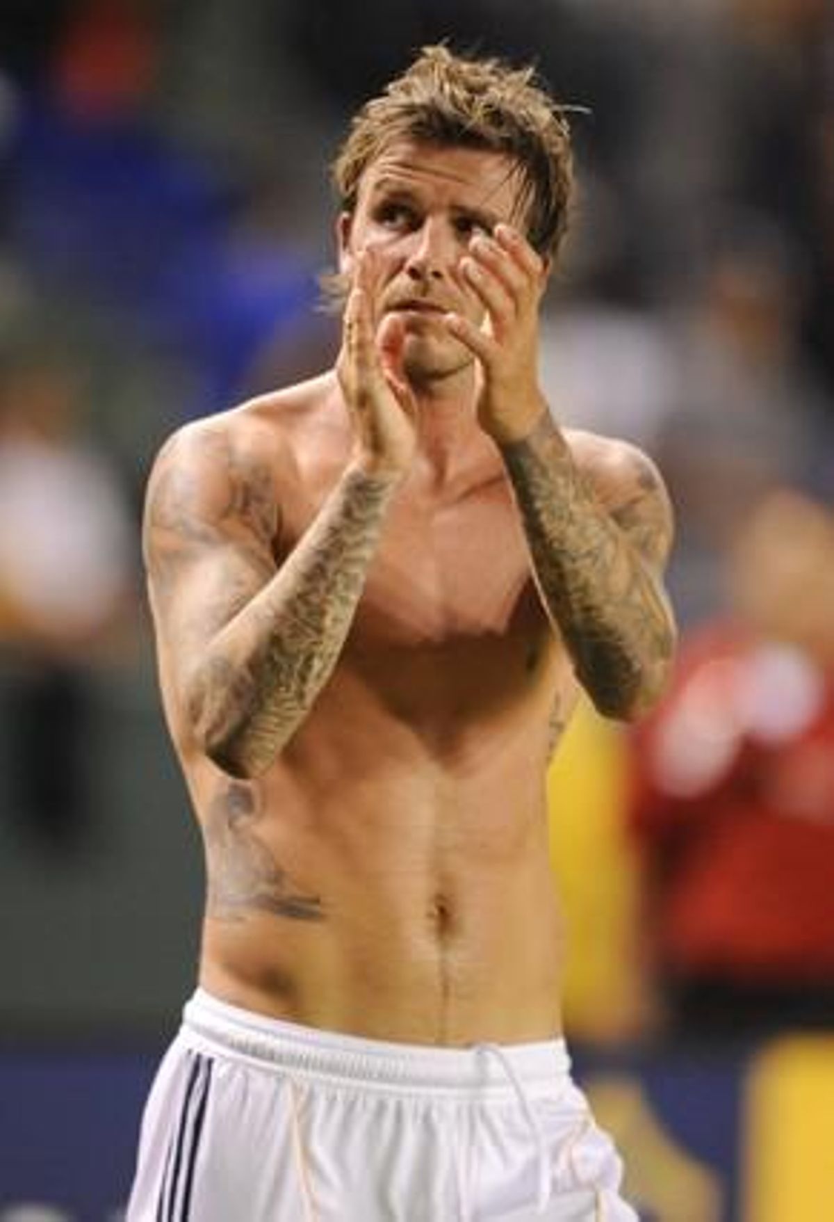 David Beckham saluda l’afició del Galaxy de Los Angeles després del partit jugat ahir.