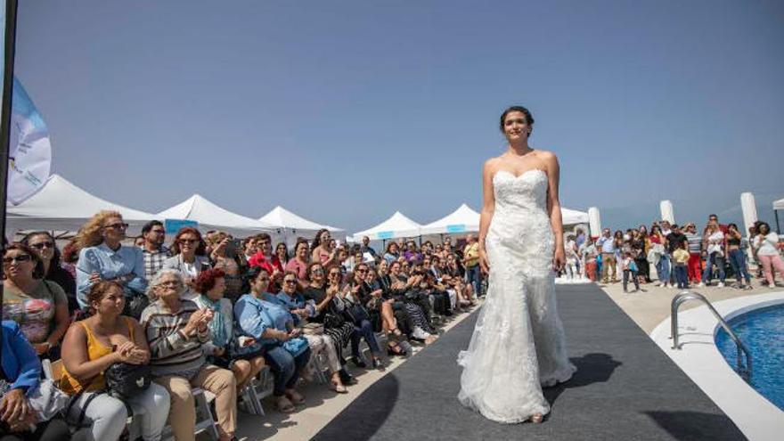 Eld esfile de vestidos de novia enamora al público en la primera feria dels ector en la Isla.