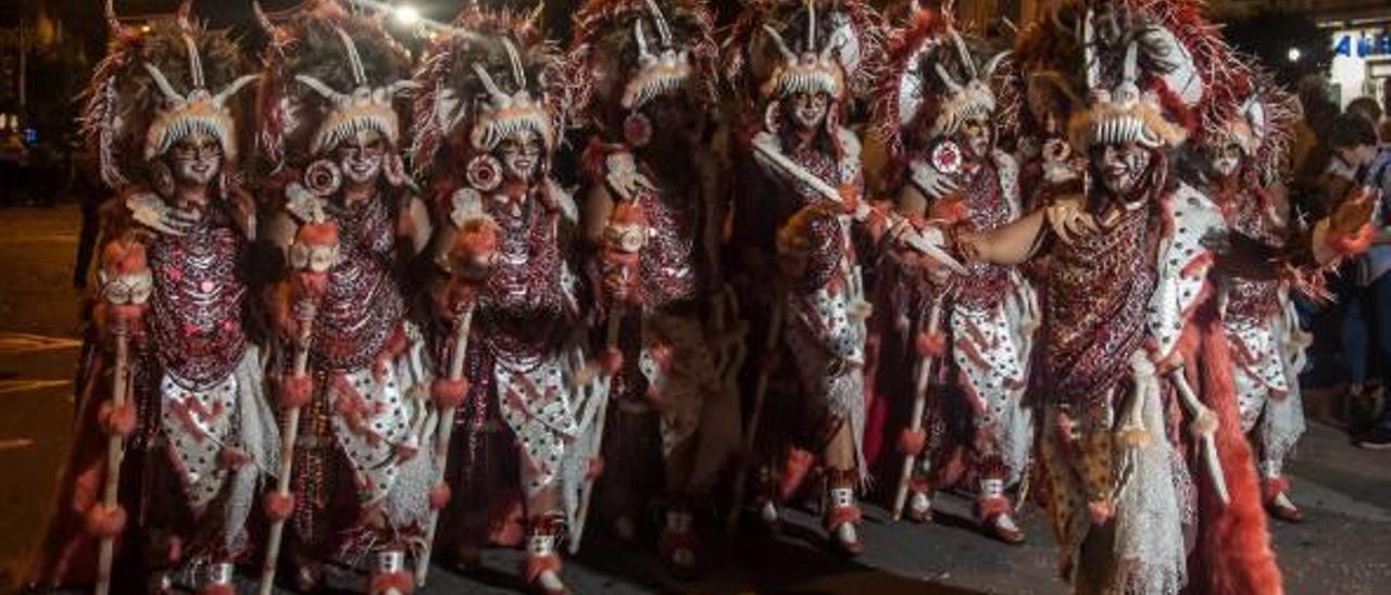 La espectacularidad y el colorido de los trajes son uno de los principales atractivos.