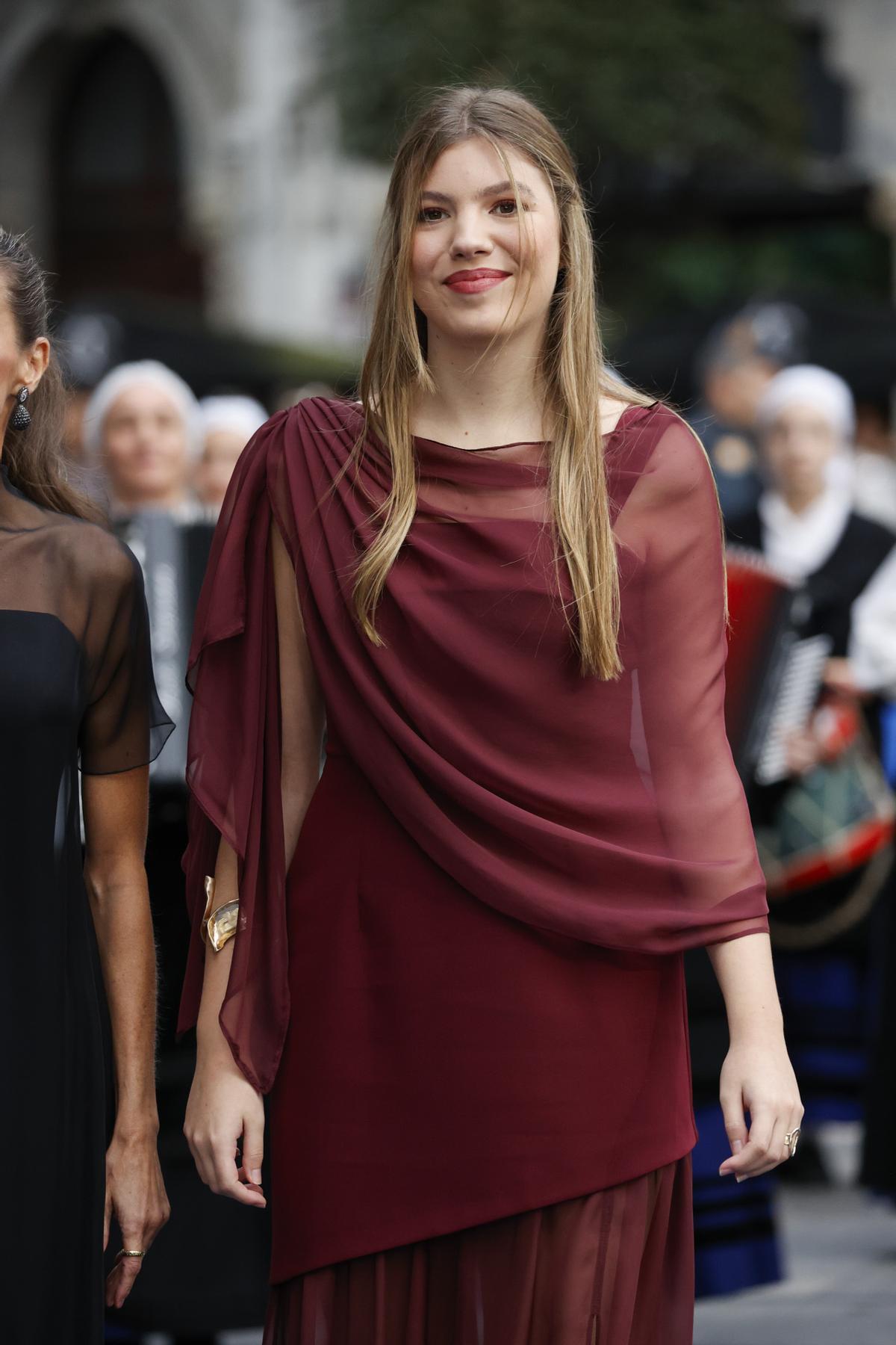 La infanta Sofía sorprende con transparencias y volantes en los Premios ...