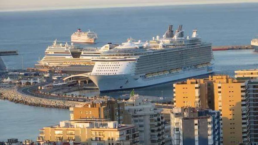 El Allure of the Seas, en el puerto de Málaga.