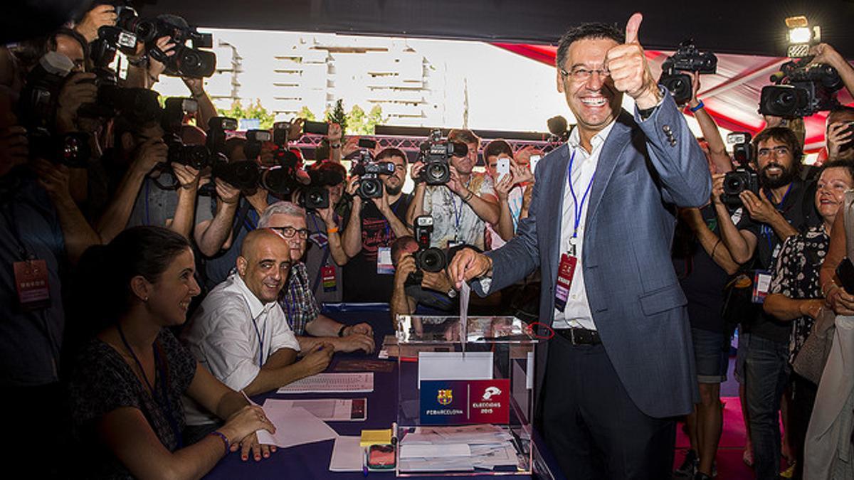 Josep Maria Bartomeu se dispone a depositar su voto en una de las urnas colocadas en el Camp Nou para elegir al nuevo presidente del Barça