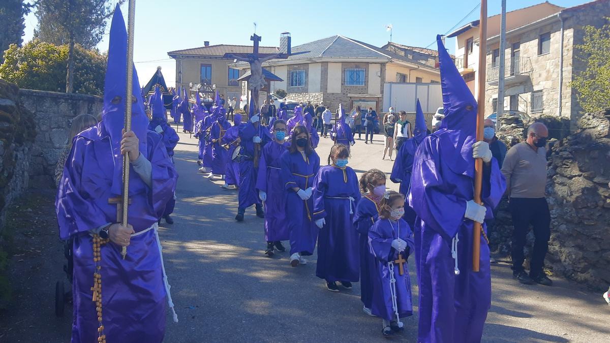 El Entierro procesiona en Sanabria y La Carballeda