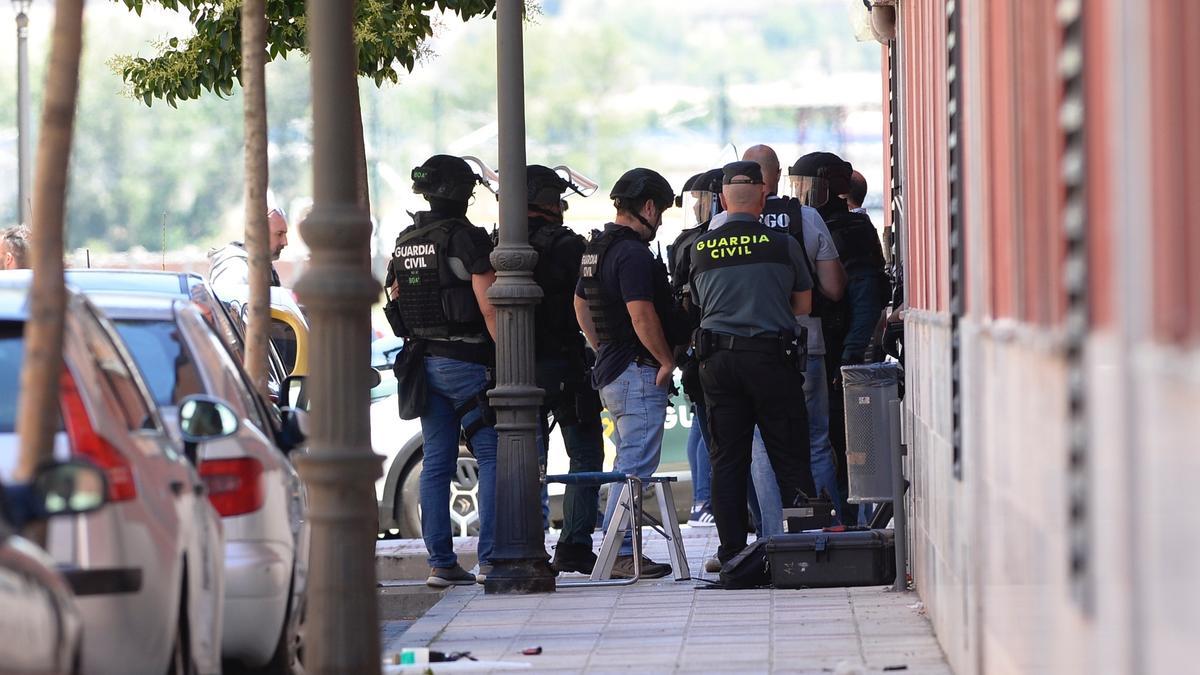 Guardias civiles en el domicilio del asesino de Valladolid.