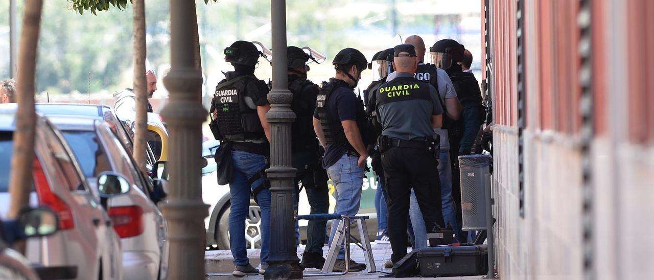 Guardias civiles en el domicilio del asesino de Valladolid.