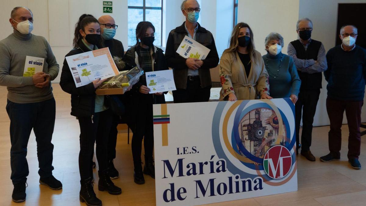 Ganadores, jurado, patrocinadores y miembros del IES María de Molina, en una foto de familia.