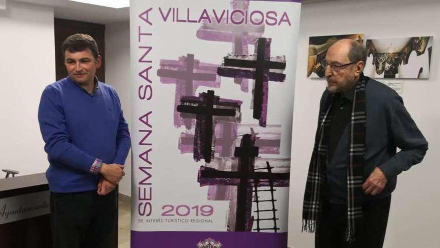 Nicolás Rodríguez y Mino Cerezo, junto al cartel de la Semana Santa de Villaviciosa de este año.
