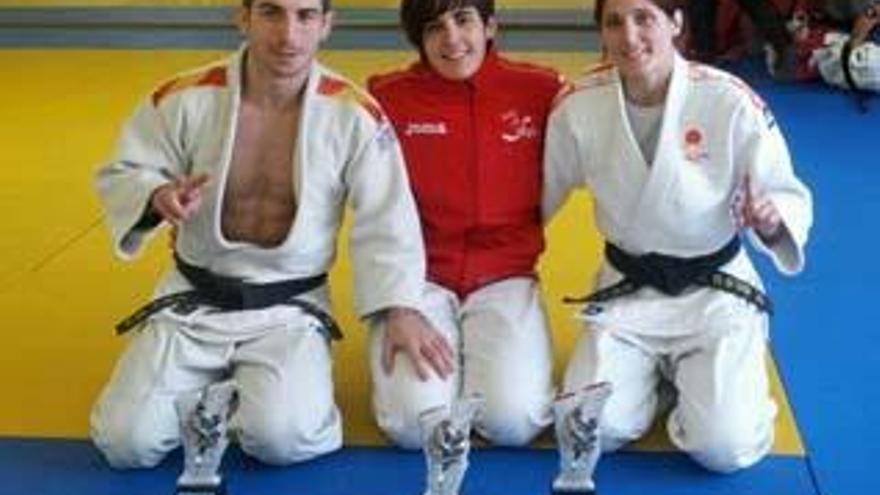 Los judocas del Ozone De Frutos posan con sus trofeos
