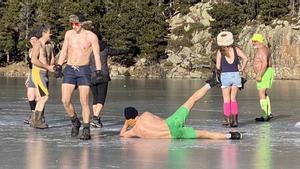 Un bany eufòric en un llac gelat de la Cerdanya, l’última moda per combatre l’estrès