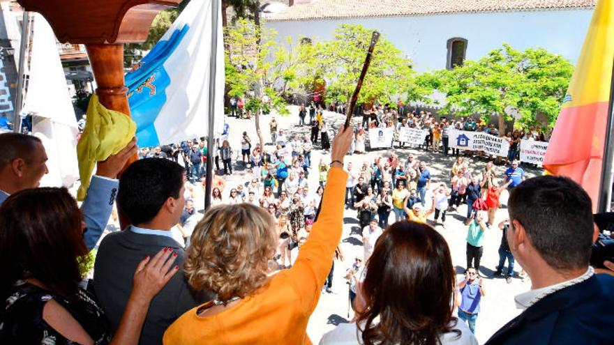 Los afectados por la Ley Turística con pancartas en Tunte el pasado sábado, tras la constitución del Ayuntamiento.