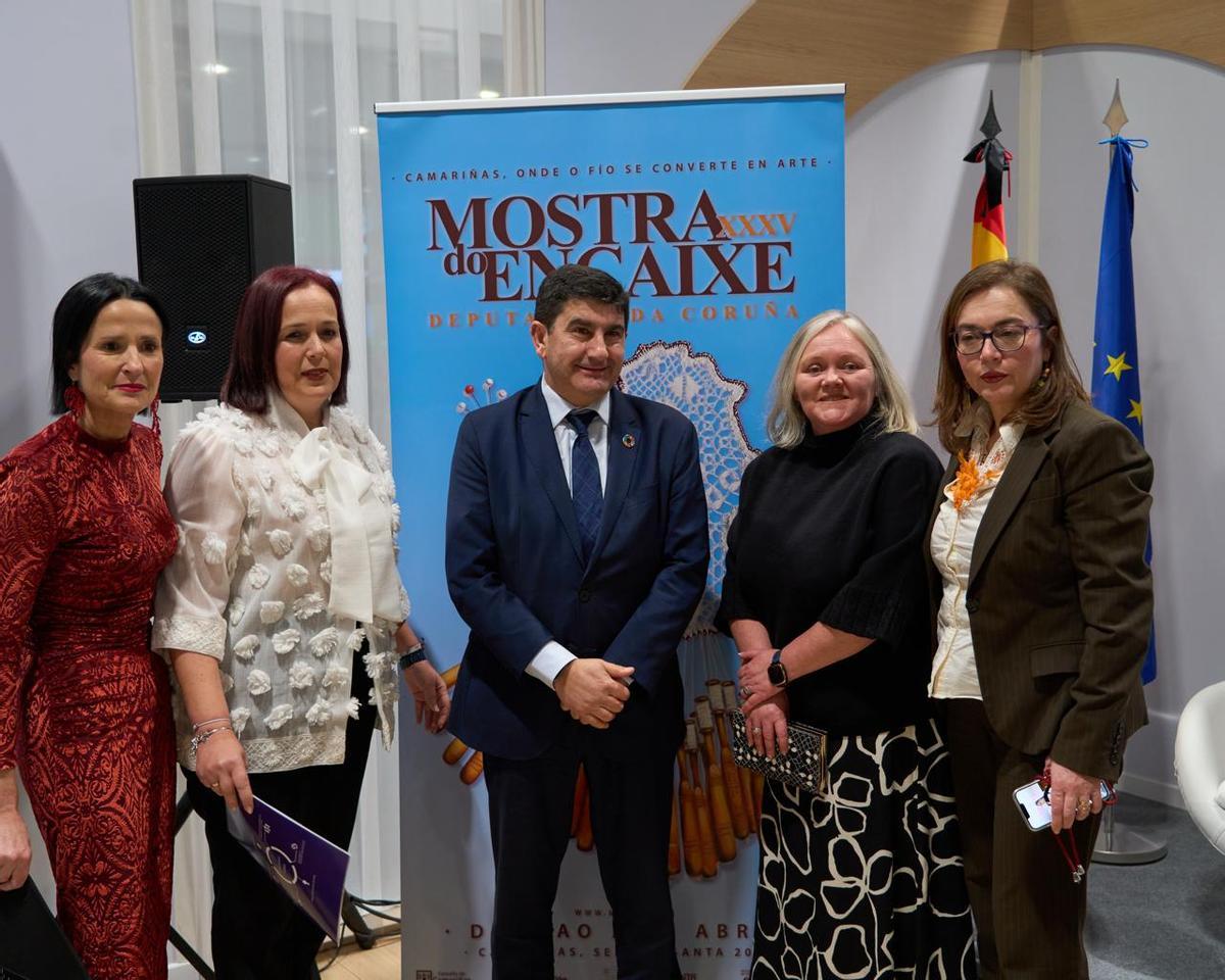 O delegado do Goberno coa alcaldesa, concelleiras e a directora da Mostra do Encaixe.