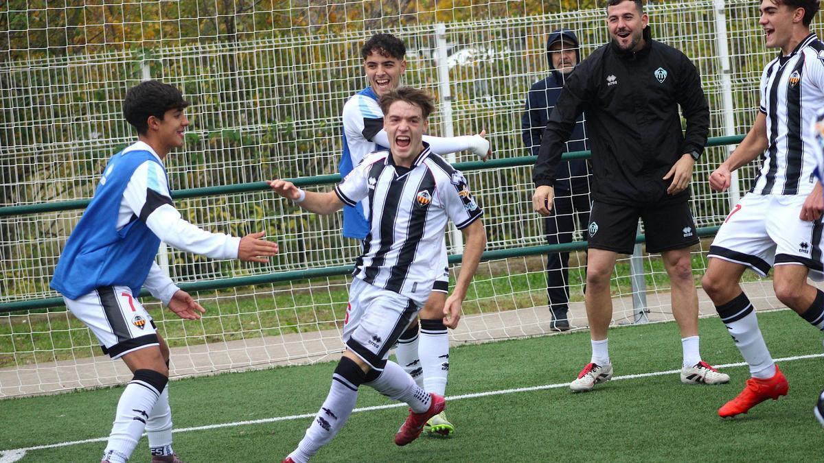 El jovencísimo Óscar Albiol celebra con sus compañeros el 1-0 frente al Patacona.