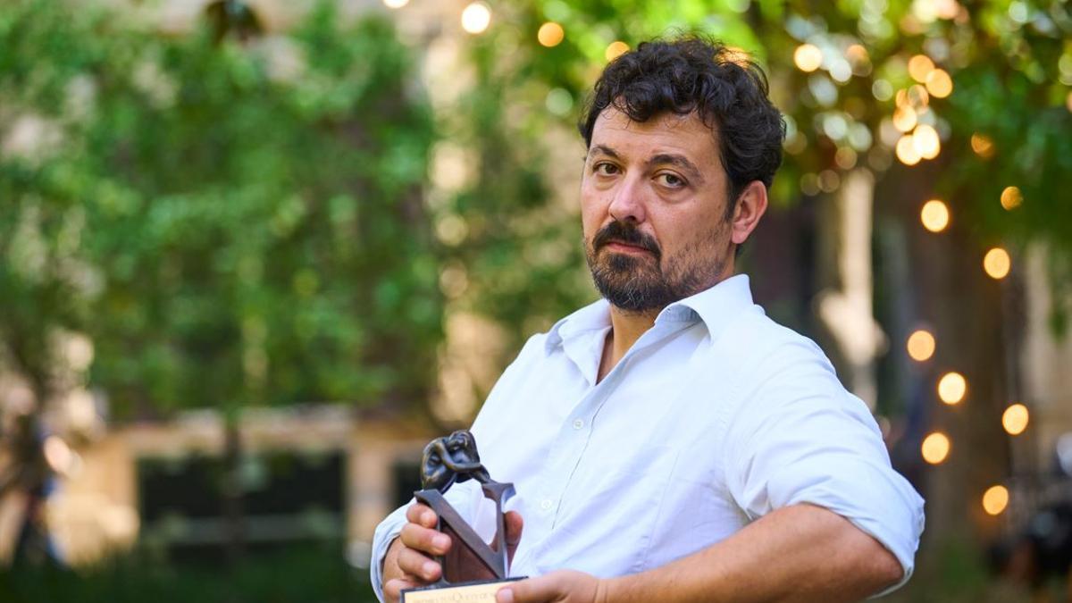 Francisco Serrano, en una imagen de archivo con el Premio Tusquets