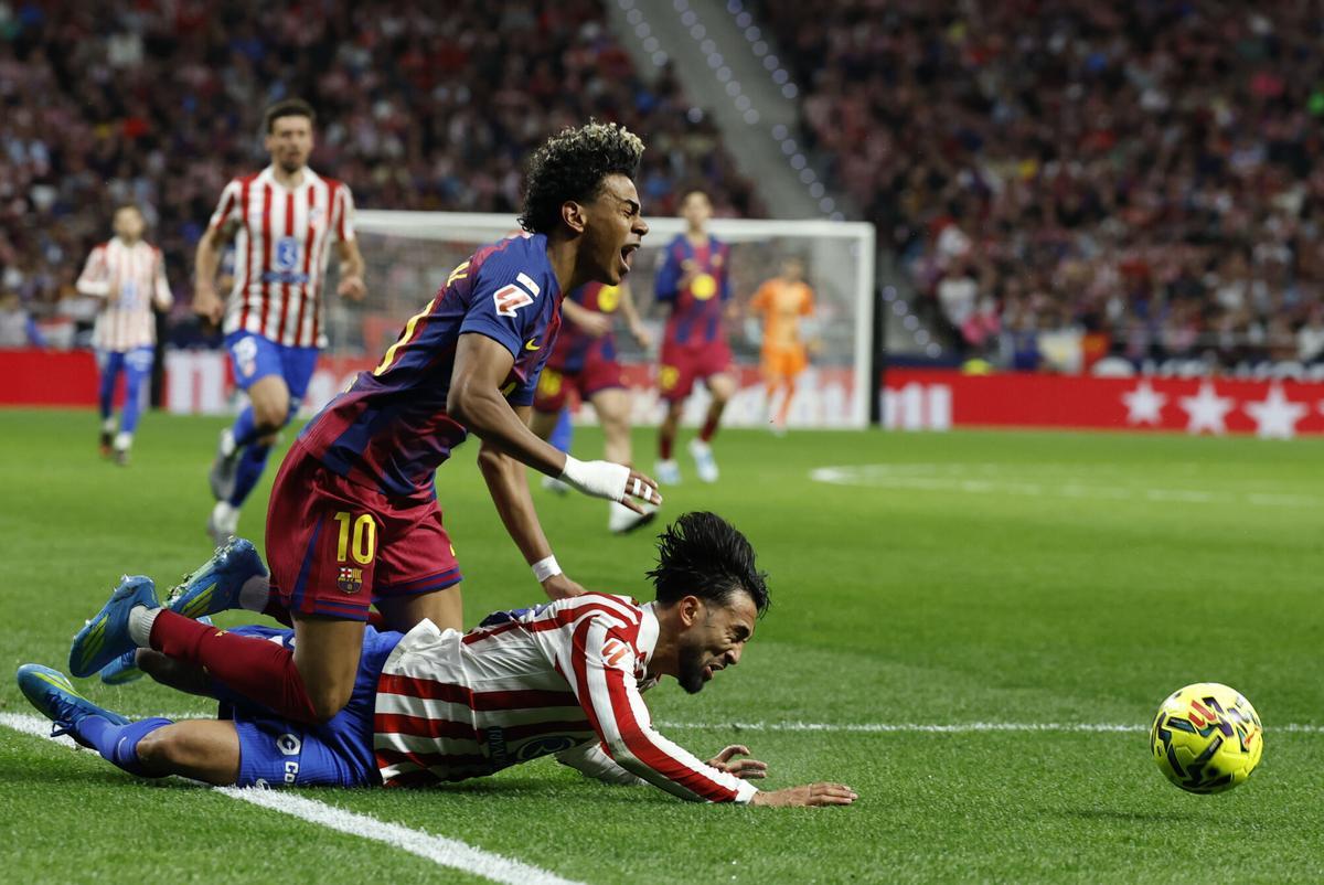 Lamine Yamal cae ante la entrada de Nico González, que supuso la expulsión del defensa rojiblanco.