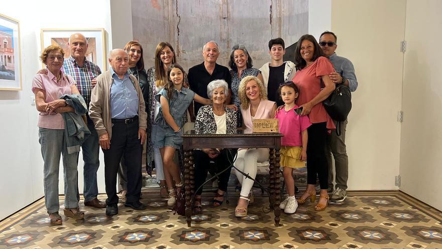 Meliana recibe y homenajea a la familia de Juan Novella Casado por su donación de Mosaico Nolla