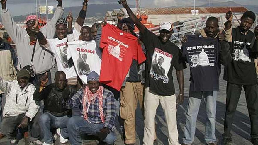 Los inmigrantes africanos que trabajan en la venta ambulante en la zona de la estación marítima de Vigo celebran la victoria de Obama.