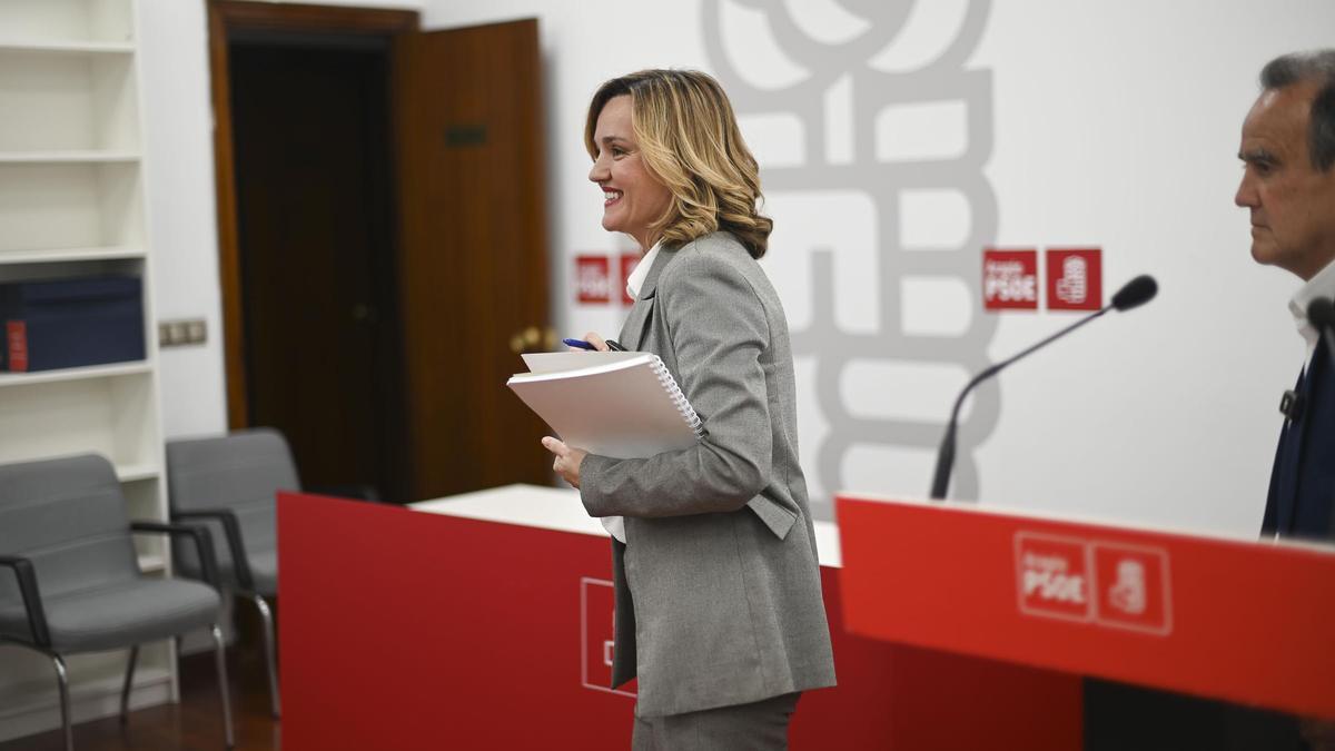La ministra portavoz y líder del PSOE Aragón, Pilar Alegría, en la rueda de prensa en la sede del PSOE donde explicó su estancia en el parador.