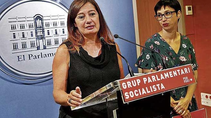 Armengol, ayer en rueda de prensa junto a la portavoz socialista Silvia Cano.