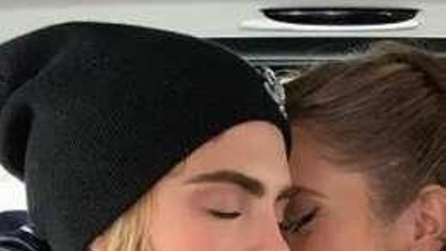 Cara Delevingne y Ashley Benson, romance en la red