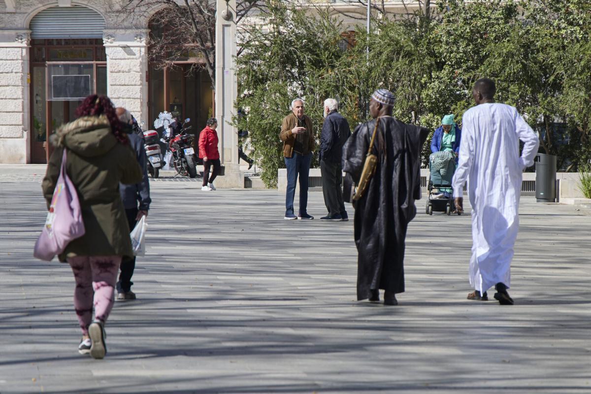 Ciutadans, a la Rambla de Figueres.