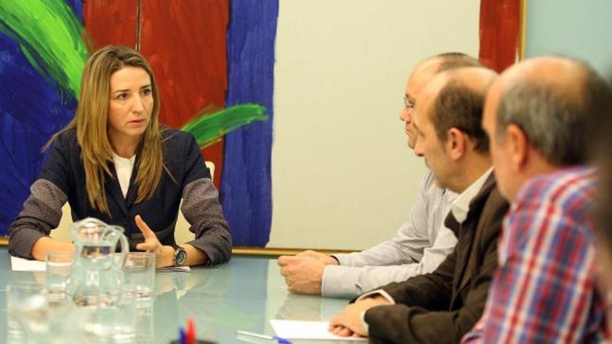 Alicia García, durante su reunión con representantes del Comité Intercentros de Paradores.