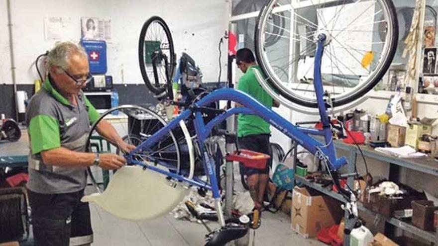 En el taller ya se está montando una primera remesa de 53 bicicletas.