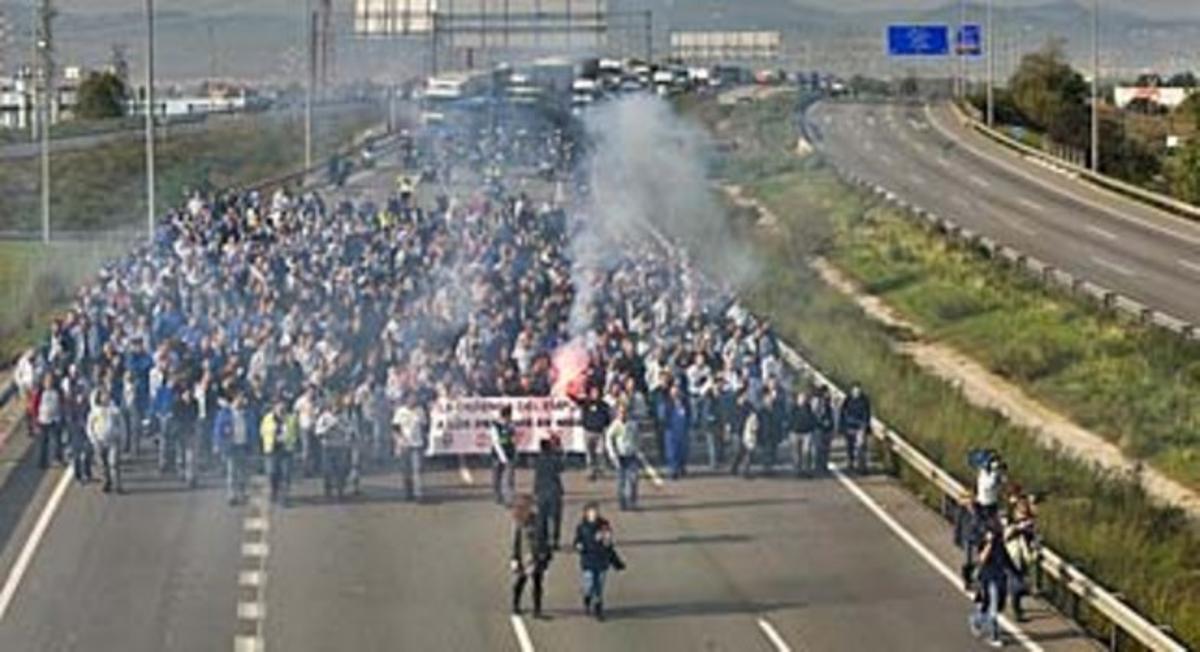 Els treballadors de Nissan tallen, aquest matí, la Ronda Litoral. Els treballadors de Nissan tallen, aquest matí, la Ronda Litoral.