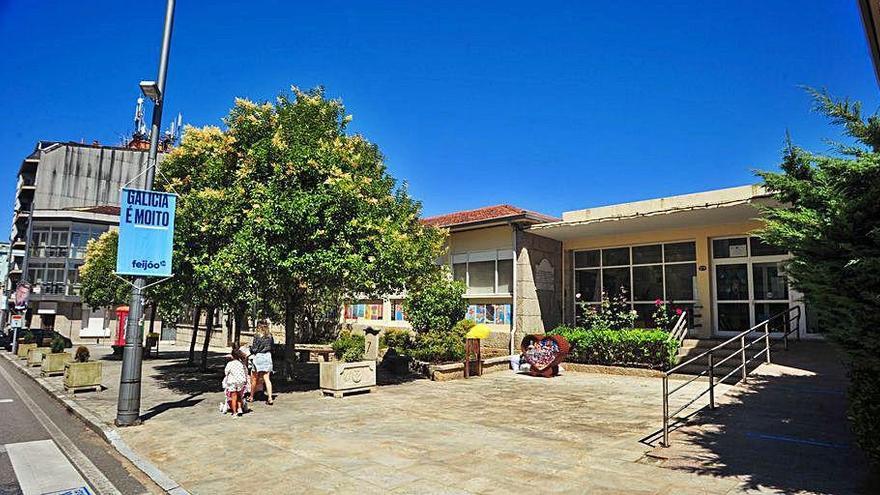 Exterior del colegio Antonio Magariños, ayer.