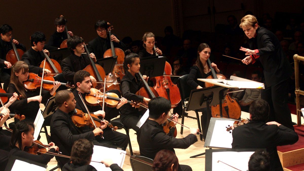 Marin Alsop en un concierto en el Carnegie Hall en 2013 con la Orquesta de la Julliard School.