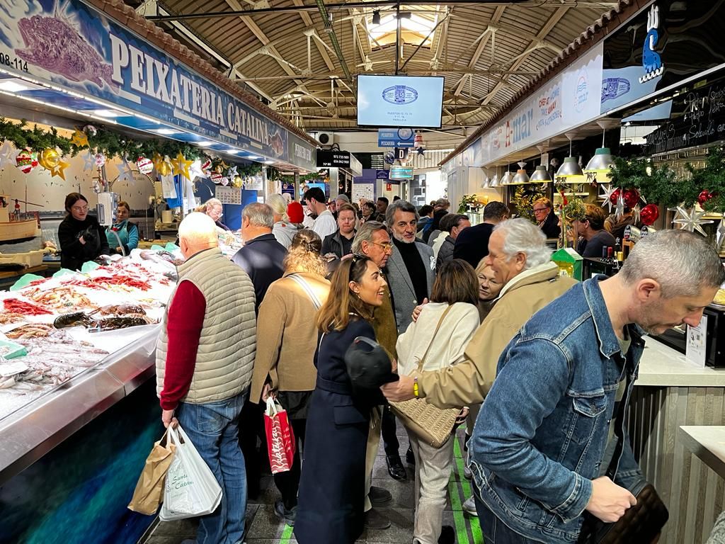 Llenazo total en los mercados municipales de Palma la víspera de Nochevieja