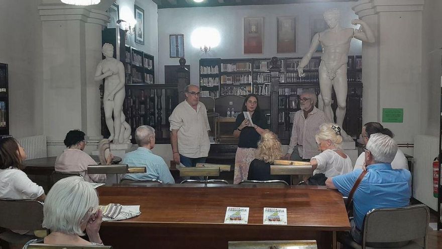La directora de la Casa de Cultura presenta a Juan Manuel Rodríguez Tobal y a Manuel Ángel Delgado. | C. T.
